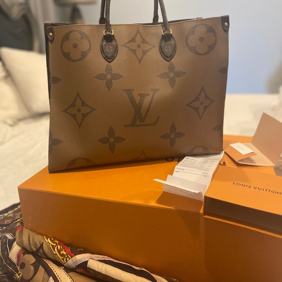 On the go Louis Vuitton hand bag - Picture 1 of 9